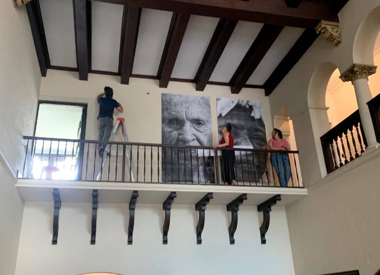 El montaje de la obra de Álvaro Botero, una serie de retratos compuestos por impresiones en tamaño carta, en el segundo piso de la casa patrimonial en el barrio Prado. FOTO cortesía