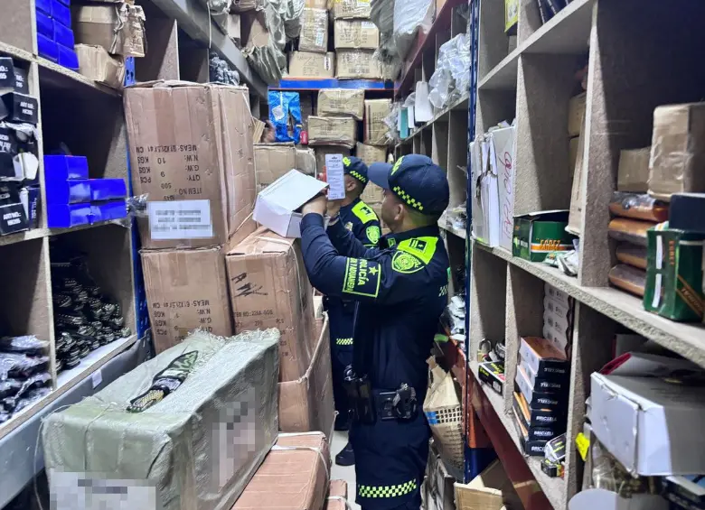 En el procedimiento, las autoridades también incautaron 2.650 unidades de veneno para ratas avaluadas comercialmente en más de $46 millones. FOTO: Cortesía Policía Metropolitana del Valle de Aburrá