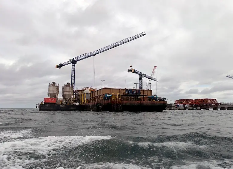 La medida ordenó la suspensión parcial de actividades asociadas a la operación de una planta de fabricación de concreto sobre esta barcaza. FOTO: CORTESÍA