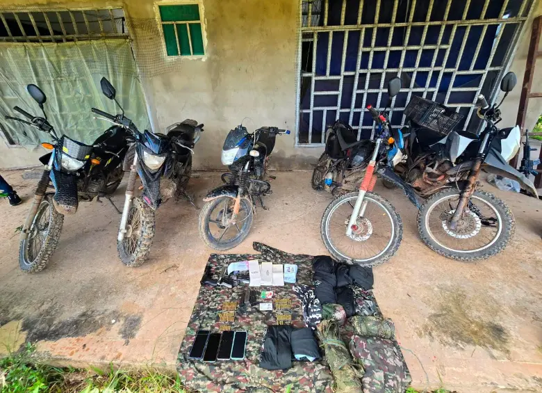 Las motocicletas que usaba la organización Segunda Marquetalia en Meta. FOTO: CORTESÍA EJÉRCITO.