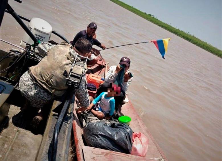 La Armada, la Policía, la Defensa Civil y los pescadores de la zona buscan al bebé en el río Meta. FOTO: CORTESÍA DE LA ARMADA.