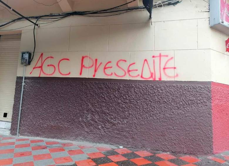 Se reporta que algunas fachadas en Manrique amanecieron con mensajes alusivos a las AGC. FOTO Corrtesía