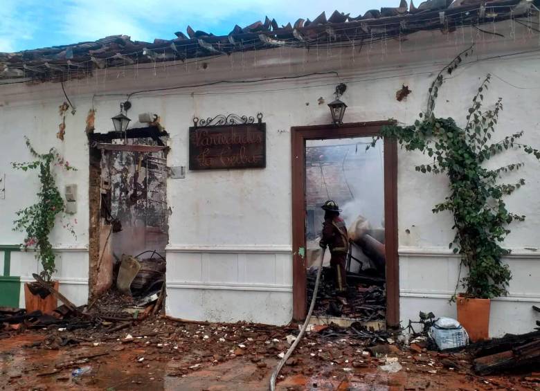 En video | Voraz incendio consumió dos locales del centro histórico de Santa Fe de Antioquia