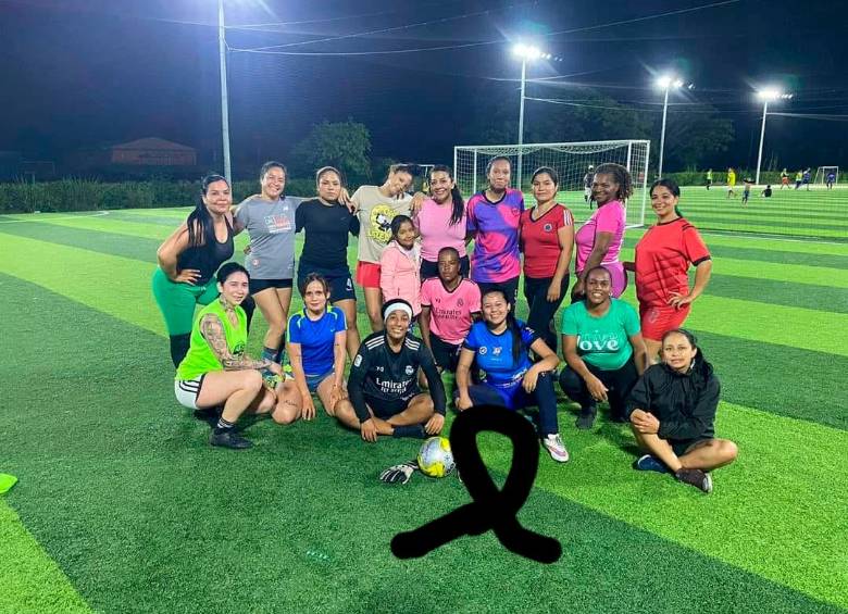 La joven futbolista soñaba con llegar a ser una de las mejores del balompié colombiano. En la toma, Jessica tenía puesta una camiseta azul y estaba sentada en la parte de adelante. FOTO: TOMADA DEL FACEBOOK DE @Angels F.C. Candelaria
