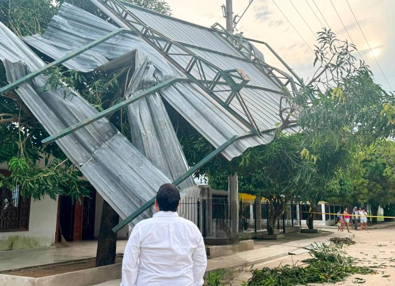 Durante el vendaval registrado en la noche del lunes, además de los poderosos vientos que tumbaron los techos, hubo tormentas eléctricas y derrumbamientos de postes y árboles. FOTO cortesía gobernación atlántico