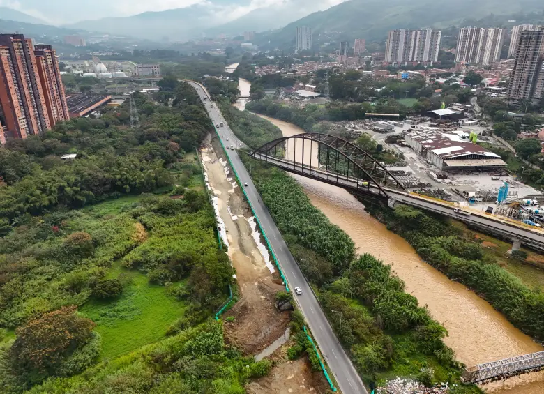 En las intervenciones en el tablero norte-sur están trabajando 40 personas entre ayudantes construcción, oficiales, operarios de maquina y personal administrativo. FOTO: Cortesía Alcaldía de Bellodefault