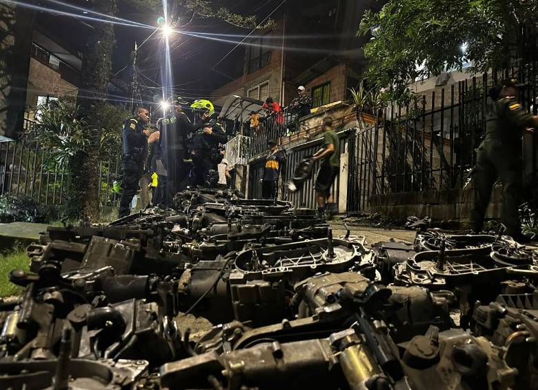 Aspecto de las autopartes encontradas por la Policía durante el operativo en un taller clandestino de Medellín. FOTO: Cortesía Secretaría de Seguridad de Medellín