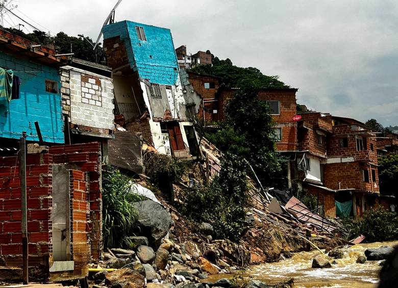 El último hecho grave ocasionado por las lluvias fue el desplome de cuatro viviendas en el barrio El Pesebre, de la comuna 13, ocurrido el martes. FOTO: JAIME PÉREZ