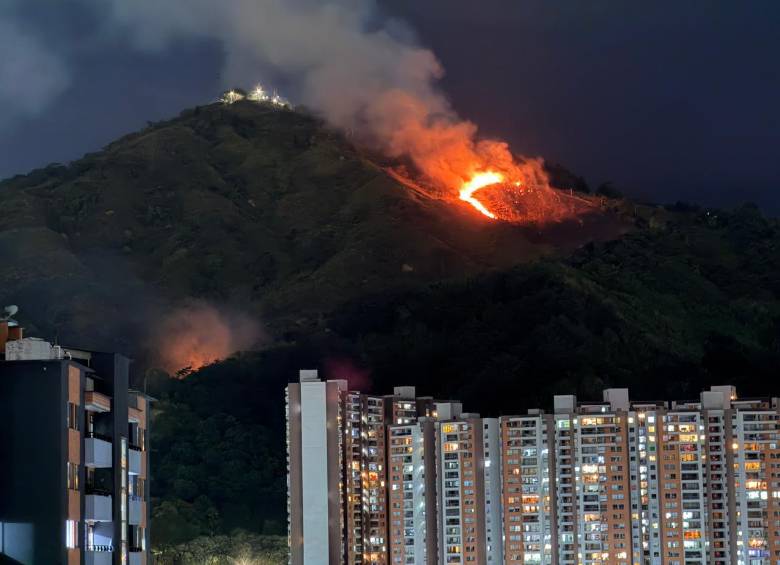 El incendio del Cerro de las Tres Cruces es a pocos metros de los conjuntos residenciales de la Loma de los Bernal, lo que ha generado temor en muchos habitantes. Foto: Manuel Saldarriaga