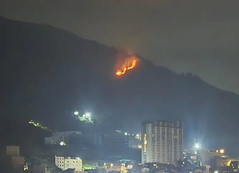 En menos de tres horas hubo dos incendios en Bello, Antioquia. FOTO: Santiago Olivares.