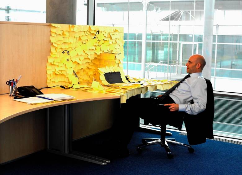 Las extensas y demandantes jornadas laborales han hecho de las oficinas un nido de estrés. Las cifras del burnout son altas. FOTO getty.