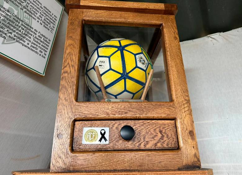 Uno de los balones que traía el Club Chapecoense de Brasil para disputar la final de la Copa Sudamericana con Atlético Nacional en 2016. Foto: Andrés Duque 