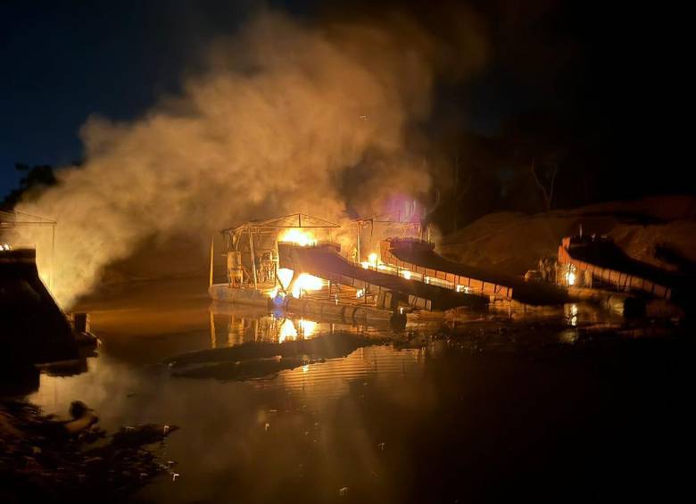 Las unidades mineras fueron destruidas. Allí se hallaron, 2 excavadoras, 6 dragas tipo buzo, 8 motores industriales, 6 clasificadoras y una planta eléctrica, avaluados en más de $1000 millones. FOTO: Cortesía Décima Primera Brigada del Ejército Nacional