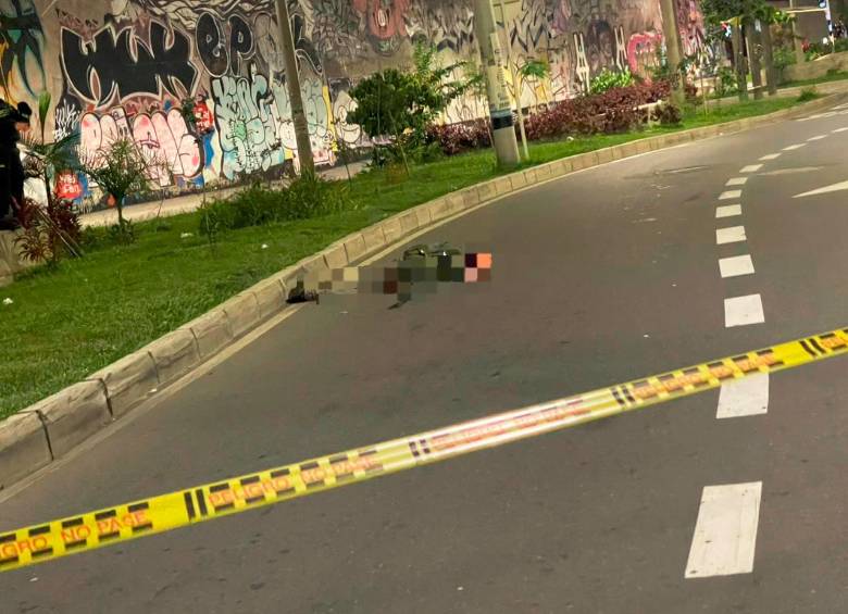 El cuerpo de este peatón quedó a un costado mientras el vehículo escapaba del lugar, al parecer, por no darse cuenta de lo sucedido. FOTO: CORTESÍA