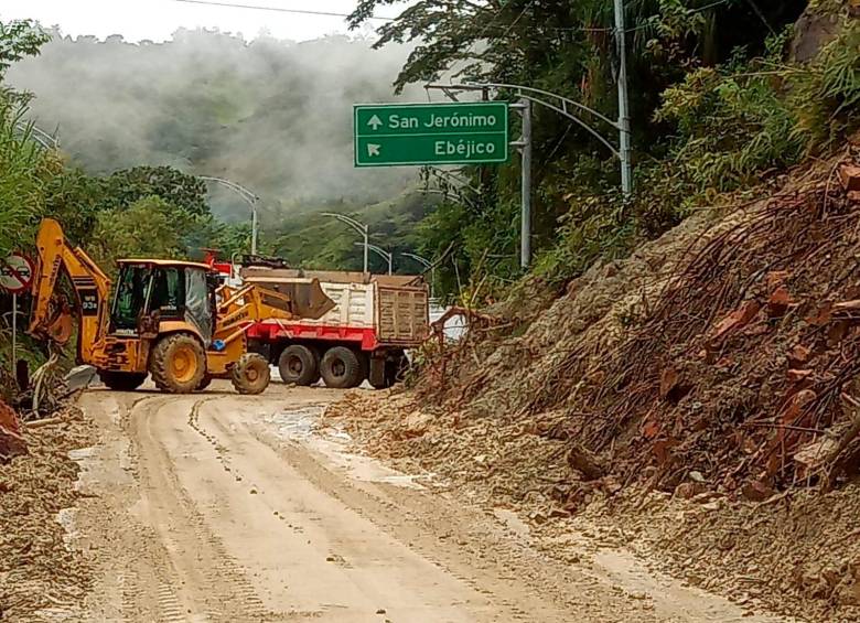 La vía está habilitada a un carril a la altura del municipio de Ebéjico. FOTO: CORTESÍA DEVIMAR