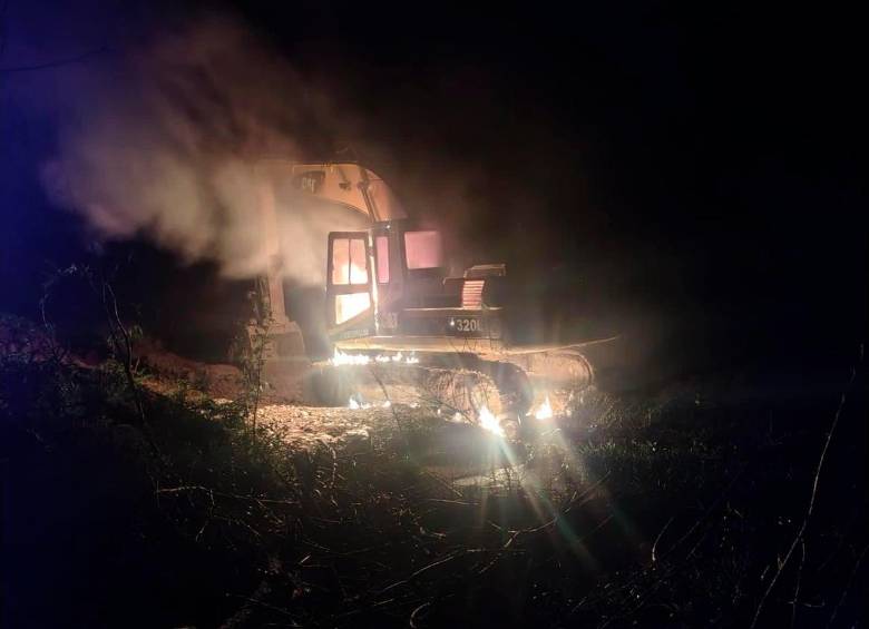 Entre la maquinaria decomisada hay excavadoras, además de motores y otros insumos para la extracción de oro. FOTO: Brigada 11 del Ejército