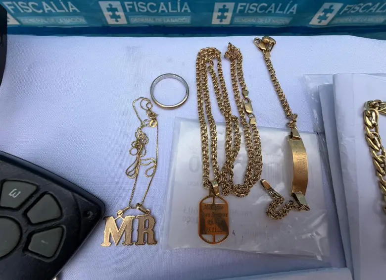 Cadenas con iniciales y dijes también hacen parte de los elementos incautados. Foto: Cortesía: Mi Oriente