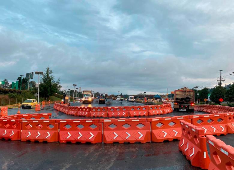 Este es el nuevo desvío que se implementó en la vía al aeropuerto José María Córdova, de Rionegro, por las obras del intercambio. FOTO: CORTESÍA GOBERNACIÓN DE ANTIOQUIA