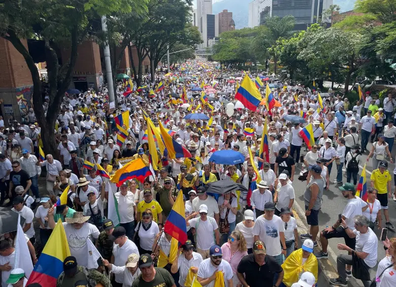 Marcha del Silencio en Medellín. La multitudinaria asistencia copó toda la Avenida Oriental. Foto: Manuel Sadarriaga