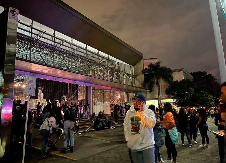 Los asistentes se llevaron la sorpresa de la cancelación del concierto. Foto: Daniela R. Gómez.