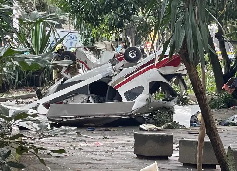 Una avioneta se accidentó en la tarde de este viernes en los alrededores del barrio Estadio, en la comuna 11 (Laureles-Estadio), de Medellín. FOTO: MANUEL SALDARRIAGA