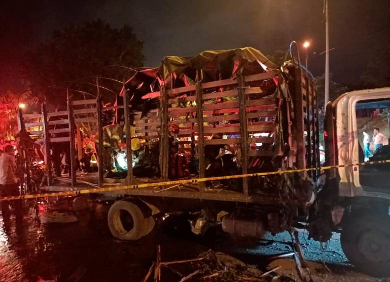 Así quedó el camión del Esmad de la Policía tras el ataque con explosivos en el Suroriente de Cali. Foto Cortesía