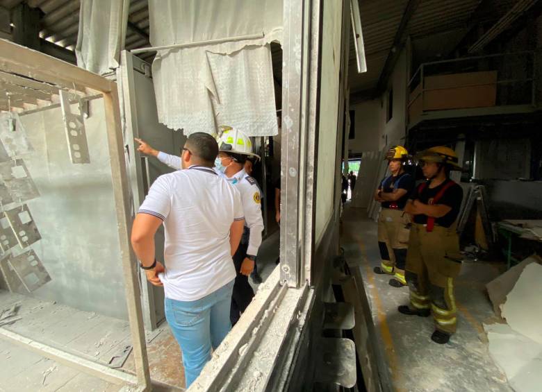 Los bomberos llegaron a El Chagualo para hacer un recorrido por la fábrica afectada. Foto: Cortesía. 