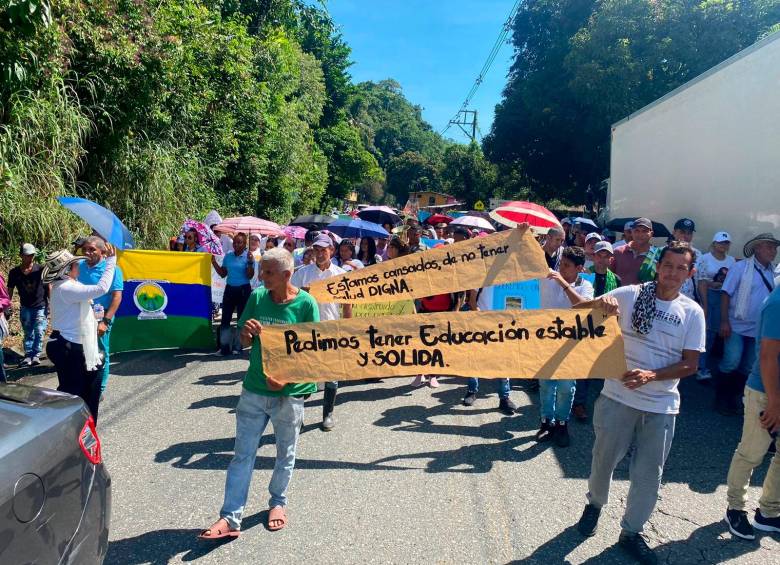 La comunidad protestó marchando sobre la Troncal a la Costa en Puerto Valdivia. FOTO: Cortesía Informativo Digital Heraldo del Norte