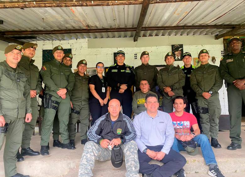 Hombres Jungla y el general Tito Castellanos, quien fue compañero Jungla del sargento (r) Ávila, lo despidieron en su finca en Salento. FOTO: Cortesía. 