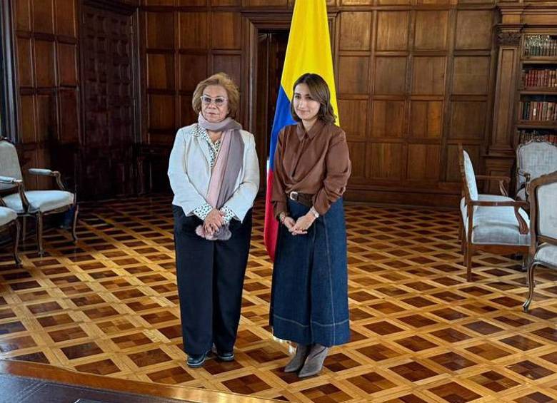 A la izquierda, la canciller Rosa Villavicencio; a la derecha, Laura Sarabia, nueva embajadora de Colombia en Reino Unido. FOTO: CORTESÍA EMBAJADA DE COLOMBIA EN REINO UNIDO