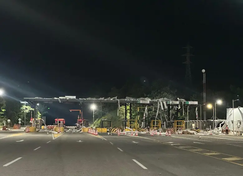 Presuntos guerrilleros del Eln, que adelantan un ‘paro armado’, destruyeron el peaje La Lizama situado en la vía entre Bucaramanga y Barrancabermeja. FOTO: Tomada de redes sociales.