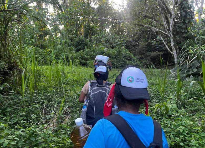 Humberto Babarishora (adelante) coordina proyectos para empoderar a los jóvenes y evitar que terminen en las filas de los grupos armados. FOTO cortesía FAO