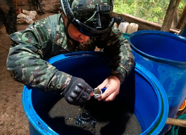 Los soldados hallaron insumos para el procesamiento de alcaloides. FOTO: EJÉRCITO
