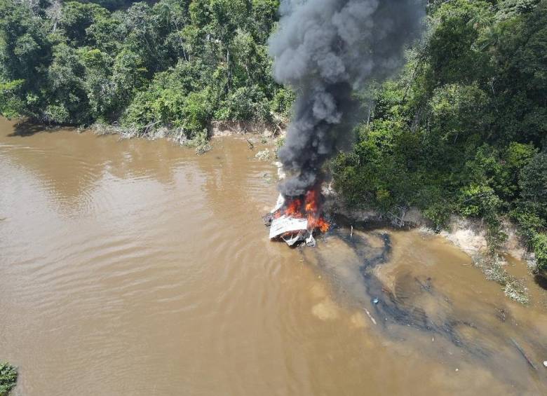 La maquinaria destruida vertía cerca de 114.000 gramos de mercurio al mes en los ríos de la Amazonía. FOTO: Tomada de X (antes Twitter) @susanamuhamad