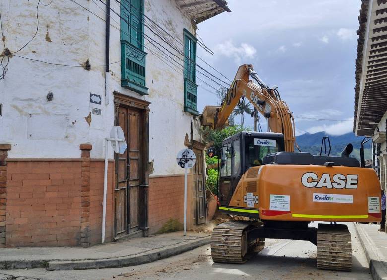 Este edificio abandonado estaba ubicado al lado de una institución educativa. FOTO: CORTESÍA GOBERNACIÓN DE ANTIOQUIA