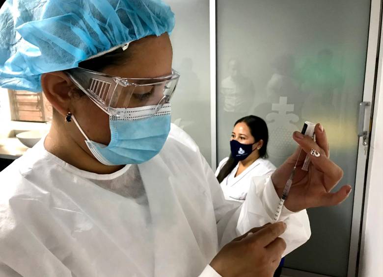 Personal medico de la clínica san Juan de Dios del Municipio de la Ceja también se dieron a la tarea de poner las primeras vacunas contra la covid-19. Foto: Julio Cesar Herrera.