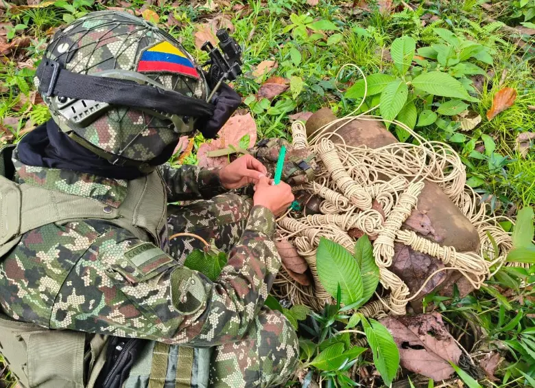 Personal especializado del Equipo de Explosivos y Demoliciones (EXDE) realizó la destrucción controlada de los artefactos, logrando neutralizar de manera segura la amenaza. FOTO: Cortesía Décima Primera Brigada del Ejército Nacional