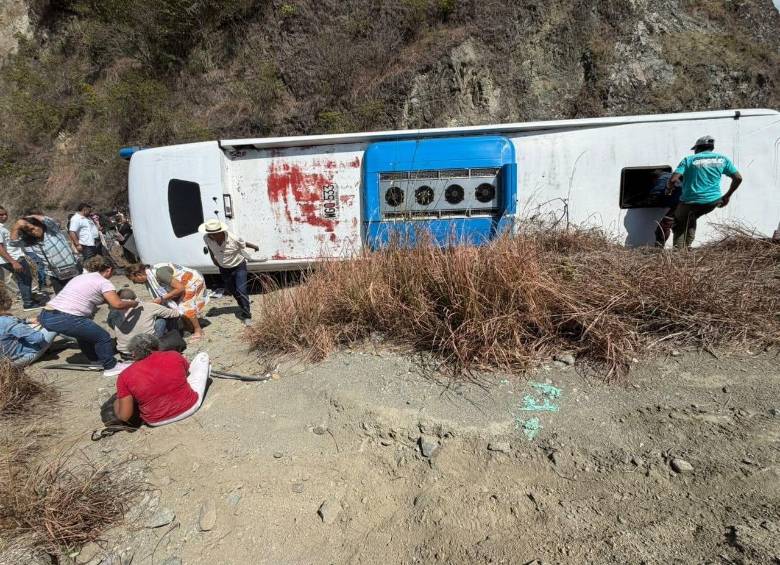 El accidente, entre Santa Fe de Antiquia y Giraldo dejó, hasta el momento, siete personas heridas. Foto: Cortesía