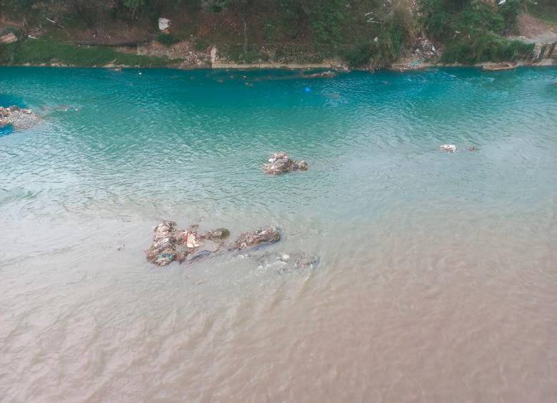 Río Medellín ha aparecido teñido en otras oportunidades, de rojo y también de azul. FOTO: Cortesía 