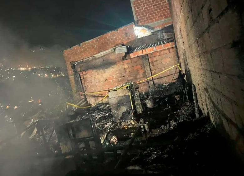 Así quedó una de las viviendas afectadas por las llamas, de las cuales se desconoce plenamente su origen, aunque se manejan algunas hipótesis. FOTO: CORTESÍA