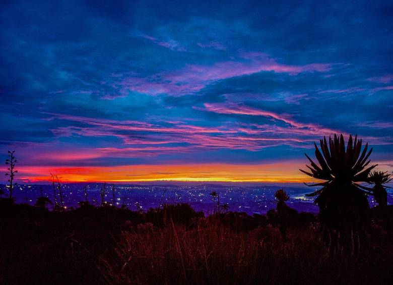 Amanecer en el Páramo de Belmira a más de 3.350 metros de altura, con el cielo teñido de tonos rojos y rosados tras una noche de caminata. Foto: Cristina Rodriguez.