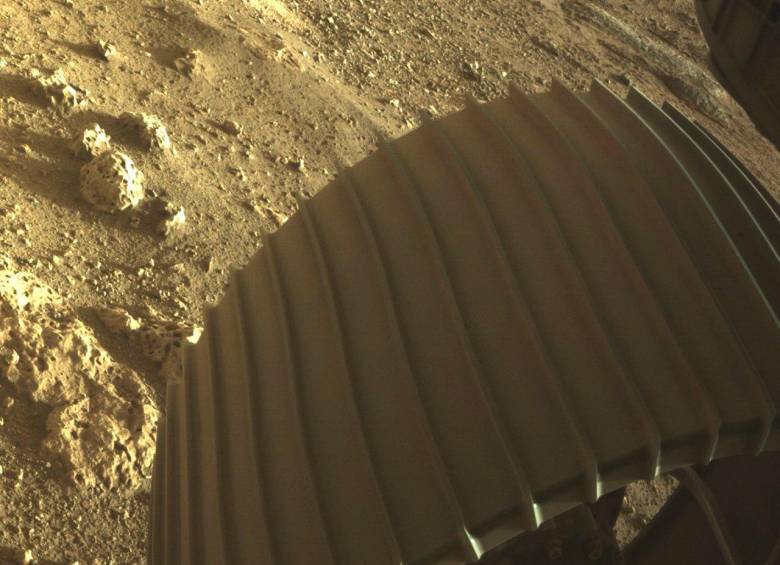 Esta es otra imagen tomada por Perseverance en la que se ve más de cerca el suelo marciano. FOTO NASA/EFE
