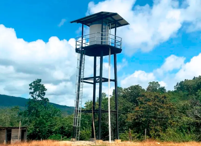 Esta es la torre sobre la cual funcionará este acueducto veredal en Las Peñitas, evitando que las comunidades se expongan a los artefactos explosivos para buscar agua. FOTO: CORTESÍA