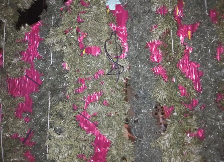 Así quedó el Árbol de Navidad de la Plaza Botero luego de que vándalos dañaran la figura. FOTO: Cortesía EPM