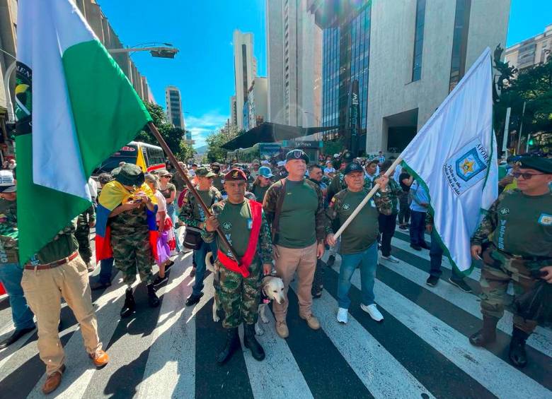 Los militares recorrieron las calles del centro de Medellín para protestar, de manera pacífica. FOTOS: JAIDER ESCOBAR BUITRAGO