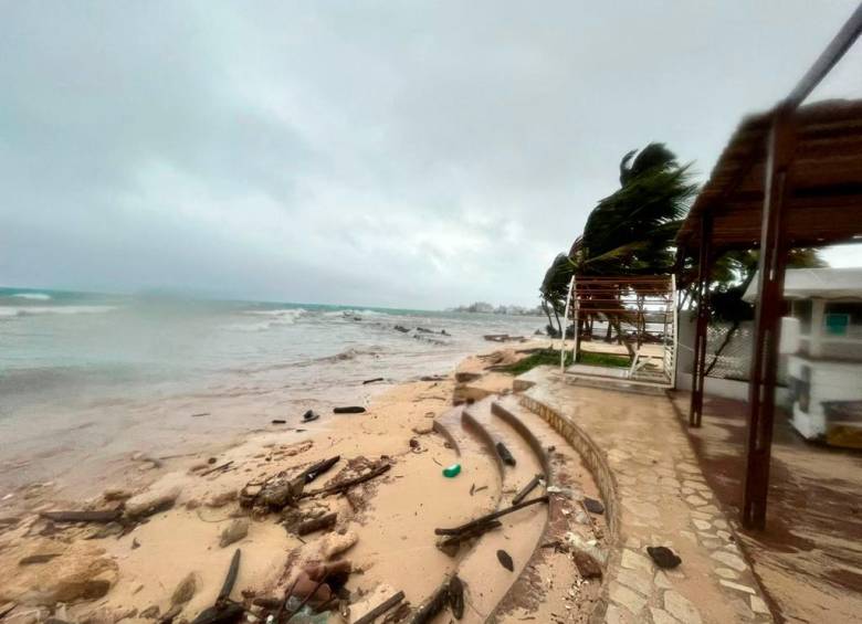 Julia se convirtió en huracán categoría 1 en la noche del sábado cuando estaba a 15 kilómetros de la isla de San Andrés. FOTO: AFP