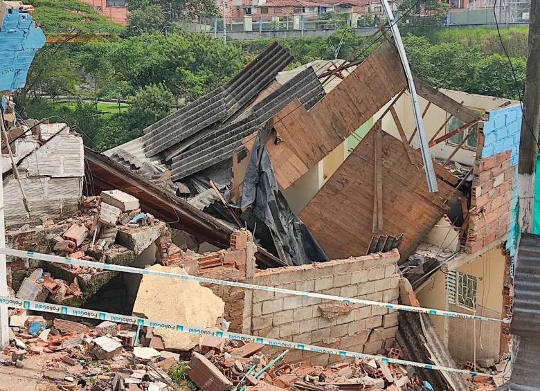 El colapso parcial de las viviendas se registró en la comuna 13-San Javier, en el sector El Pesebre. FOTO: JAIME PÉREZ