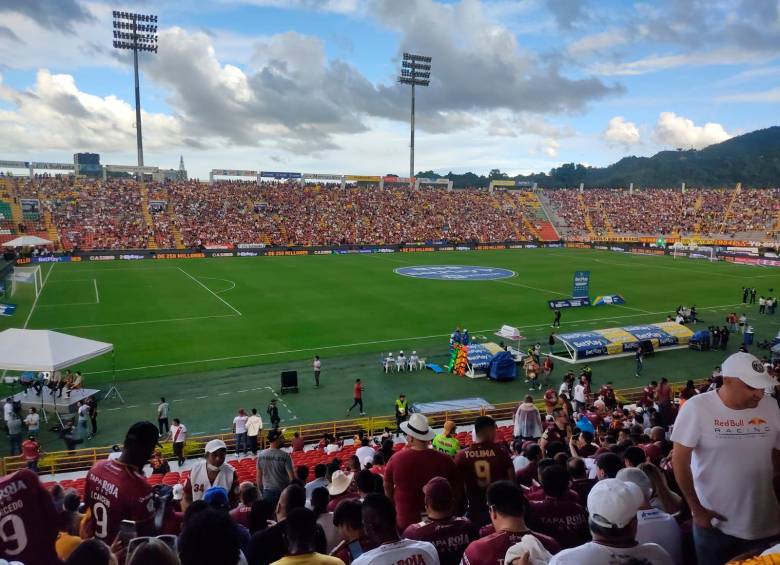 Los hinchas del Tolima madrugaron para apostarse en las graderías del estadio a la espera del arranque del partido, previsto para las 7:00 de la noche. FOTO: JOHN ERIC GÓMEZ 
