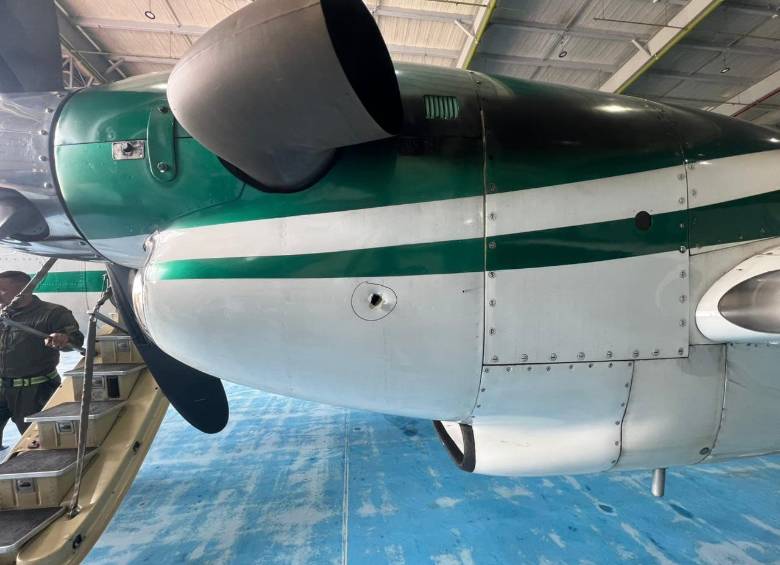 Impacto de bala en el avión de la Policía atacado durante el despegue en Ocaña. Foto: tomada de X
