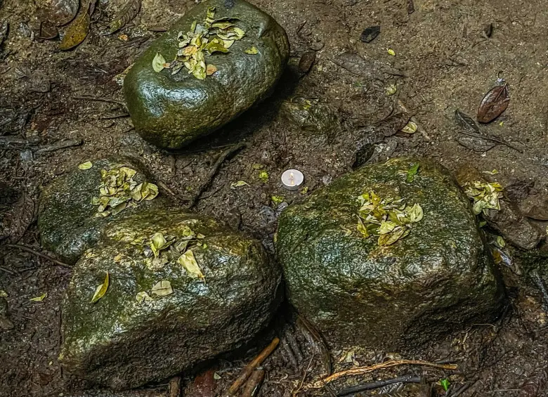 Ritual de hoja de coca, la madre, el padre y la hija. Foto: Cristina Rodriguez.